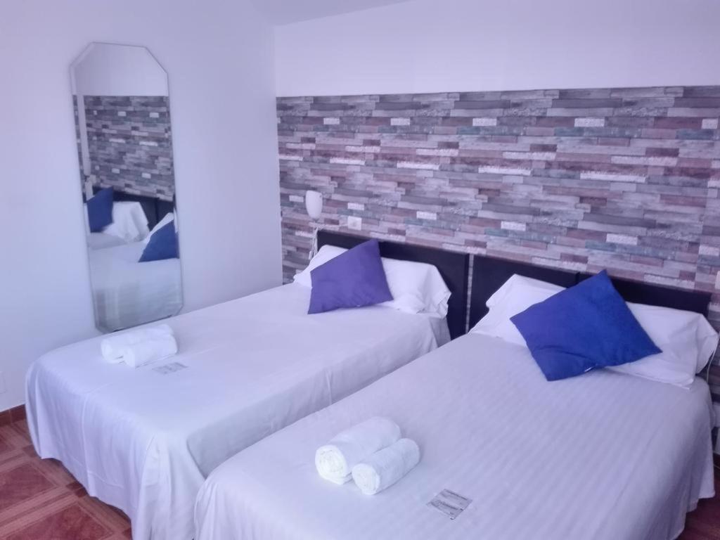 Hotel Corcubion Playa De Quenxe Zimmer foto